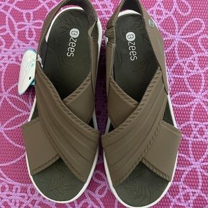 Bzees Womens Wedge Sandals Size 7 New